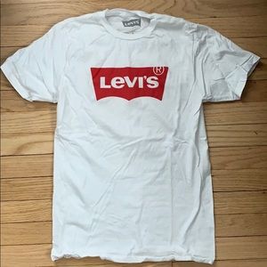 Levi’s t-shirt